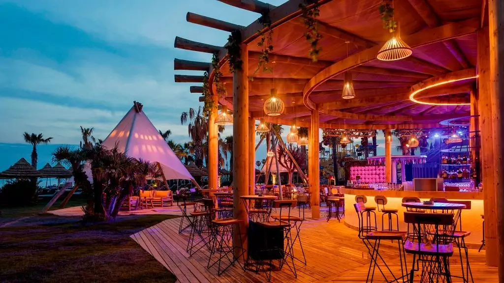 بار هتل تایتانیک مردان آنتالیا